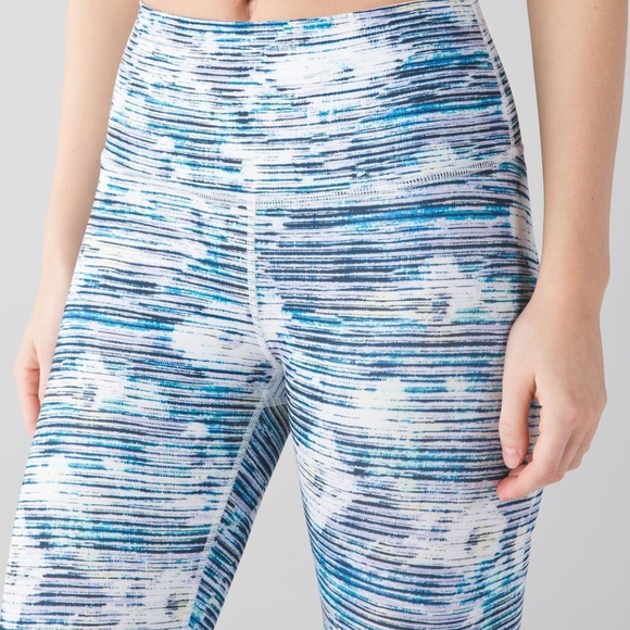 Lululemon Wunder Under High Rise Crop 21" in Blurry Belle Multi (Size 6) - Picture 2 of 7